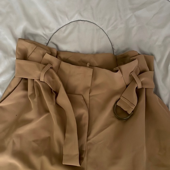 Paper bag trousers are gorgeous!!! - Picture 2 of 5